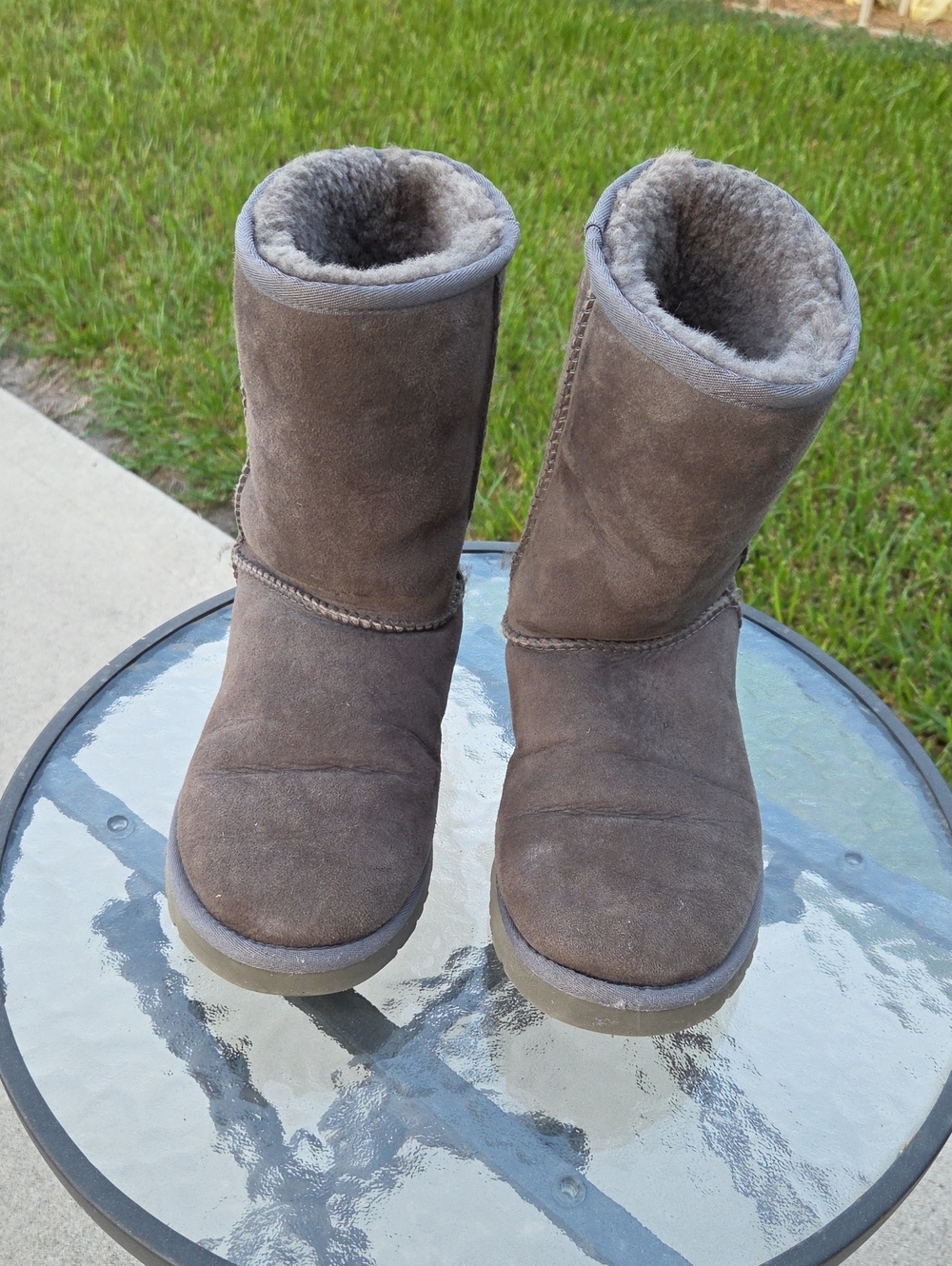UGG Women's Classic Short Boots Sz 10